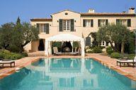The property consists of 6 Provencal houses (typical country house) comprising 54 luxurious rooms