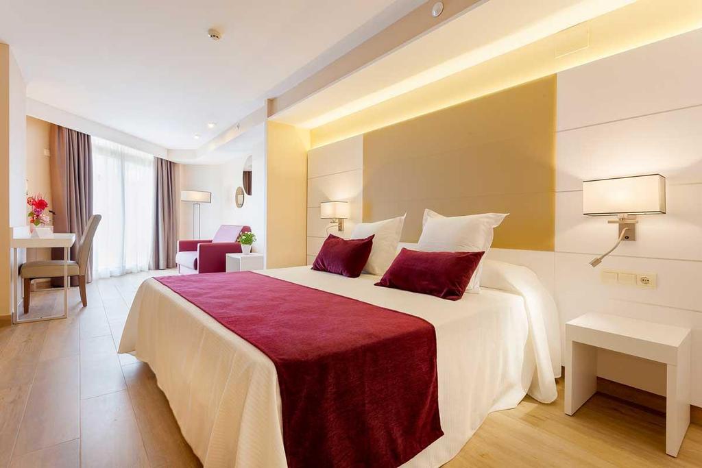 HOTEL BEVERLY PARK - BLANES This property is 3 minutes walk from the beach.