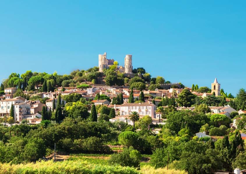 Bienvenue à Grimaud This medieval postcardperfect hilltop village sits 3km inland from the Golfe de