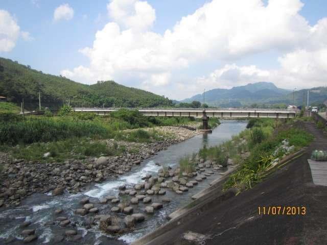 4.2 A Bridge Supported by Caissons A 3-span 94-m length twin-lane vehicular pre-stressed concrete bridge constructed in 1999 crosses the Dahu Stream in northern Taiwan