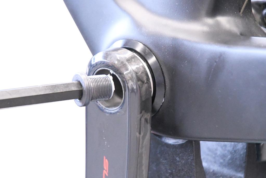 Use one hand to hold the left-hand hand crank in the correct position, tighten manually the fastening screw (Fig.