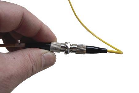 Global Invacom preporuča korištenje isključivo optičkih kabela s postavljenim priključcima.