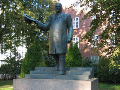 Address: Statue to Student Life, Trondheim, Norway Image Courtesy of Flickr and Francisco Osorio D) The Late King Olav V Statue In the courtyard of the remarkable Stiftsgårdeparken, you will find a
