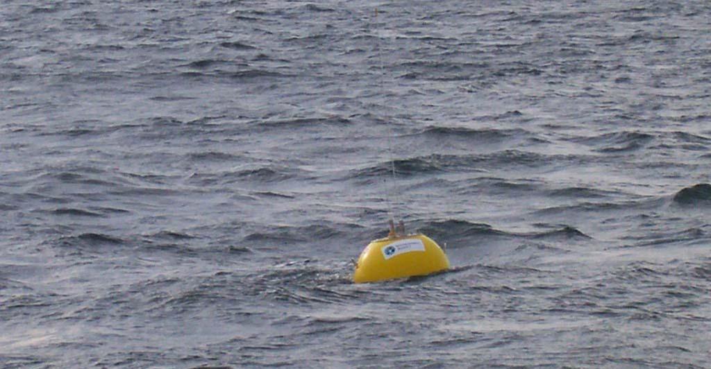 Photo 1: Deployed directional Waverider buoy (Photo: Environment Agency) 2 Chapel Point Directional Waverider Buoy 2.