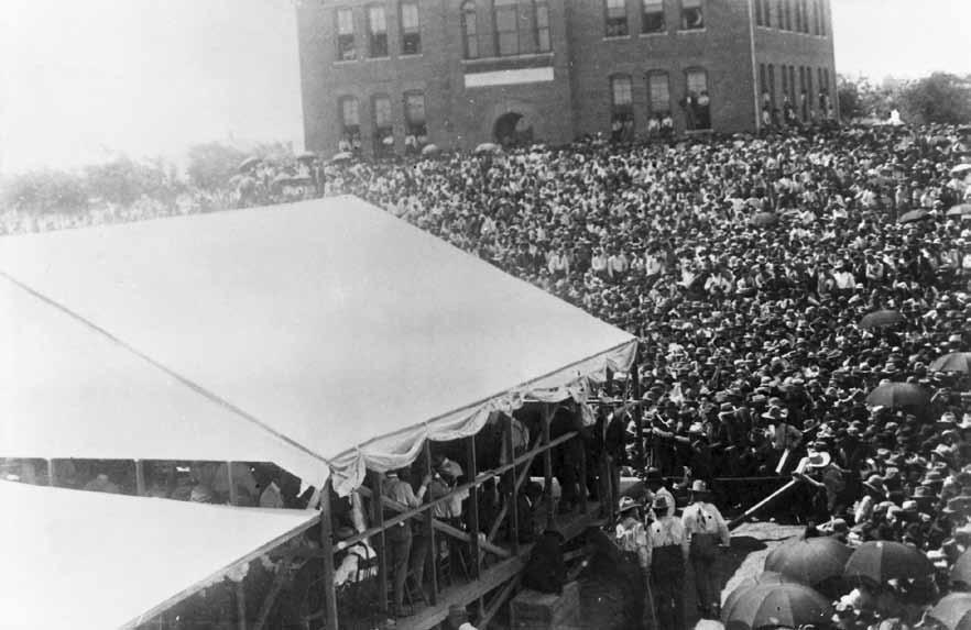 A large crowd gathers in El Reno for the 1901 land lottery.