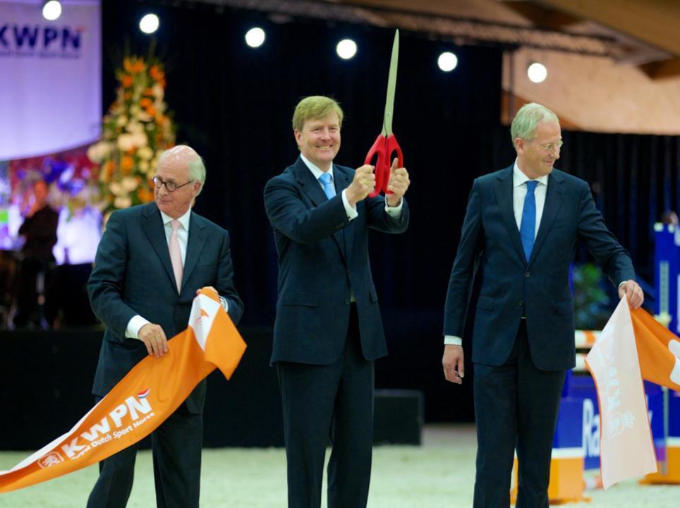 From left to right: Theo Ploegmakers, King Willem-Alexander and Siem Korver 100 years KWPN Timeline 1887 First registration of warmblood horses bred in the Netherlands in regional studbooks 1970