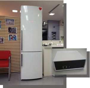komunikacijo hladilnika z zunanjim svetom in gosti del programskega adapterja.
