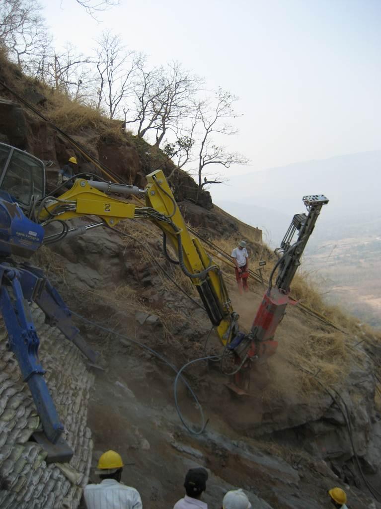 12 drilling from walking dragline slope 2 A major problem was lack of specialized staff such as walking excavator drivers, drilling and injection staff, but also construction supervision staff.