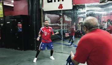 01 02 03 04 01 Hector Roca was pleased with Ribéry s coordination from the word go. His stance is good and he instinctively holds his fists right. 02 You can t hold a bottle with boxing gloves on.