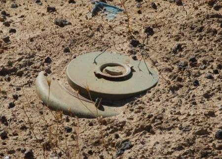 8.11 M15: Anti-Tank blast mine (10.3kg Comp.B RDX/TNT) This is a large AT mine with a metal case. The pictures above show the filler cap on the side of the mine and the carrying handle.