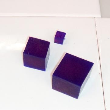 Use a knife to cut three different-sized agar cubes (length of side: 0.5 cm, 1 cm and 1.5 cm) from the blue agar block. 3. Place one agar cube into a beaker. 4.