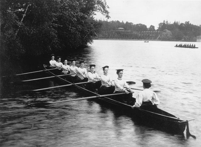 INNOVATION AT WELLESLEY Class of 95 Freshman crew, 1892. Not only the new boats were streamlined, so were the uniforms by 1892. Courtesy of Wellesley College Archives, photo by Pach Bros.