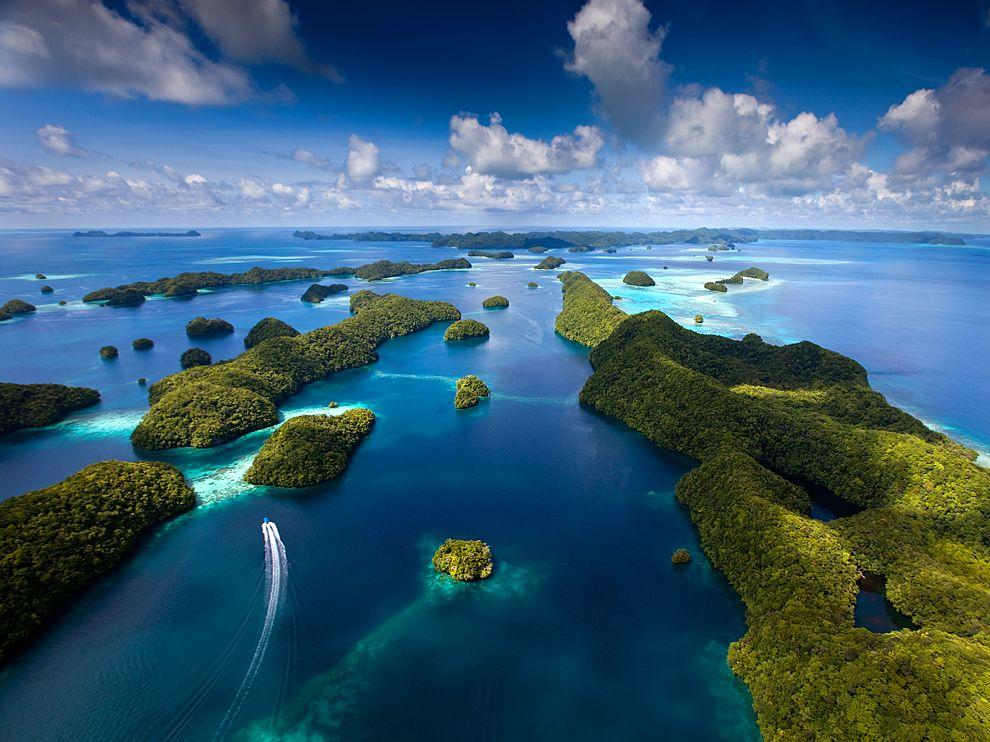 Palau Palau consists of about 200 islands located in the western Pacific Ocean, 528 miles southeast of the Philippines.