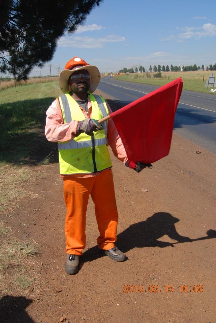 TRAFFIC MANAGEMENT Traffic Control Methods One Way Traffic Flags should be at least 600x600mm and should be made of a durable fluorescent