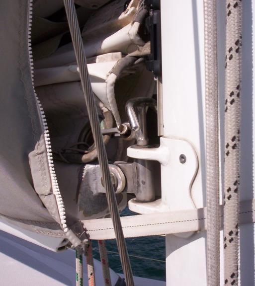 To Reef the Mainsail Before raising the mainsail, Hook the stainless steel reefing eyelet located on the luff (front) of the mainsail onto the reefing hooks located on the boom gooseneck.