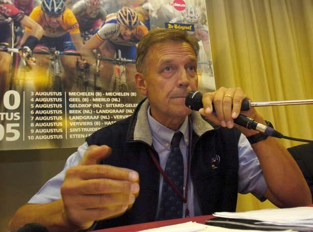 IS THE UCI INTERNATIONAL COMMISSAIRE A PROFESSIONAL? Even though they act as such, there are no professional UCI International Commissaires. However, all of them are naturally paid.