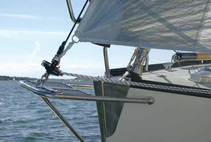 elden CX, for Code 0 The T-cable is integrated in the luff of the sail and thimbles connect the luff to the drum and to the halyard swivel.