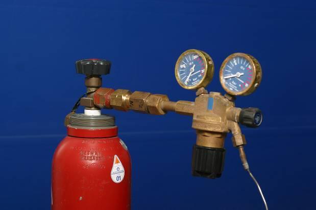 Emptying of Cylinders Use only convenient pressure regulators for the