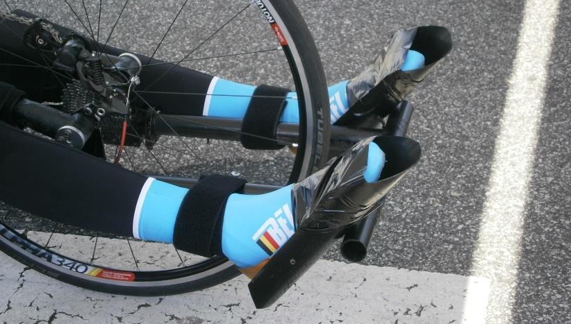 In road races, it is mandatory that a handcycle with two rear wheels should be fitted with a safety bar to prevent the front wheel of a following handcycle from entering the space between the rear