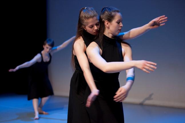 Dance Studio 11am Fee: 15 Modern / Contemporary Dance training