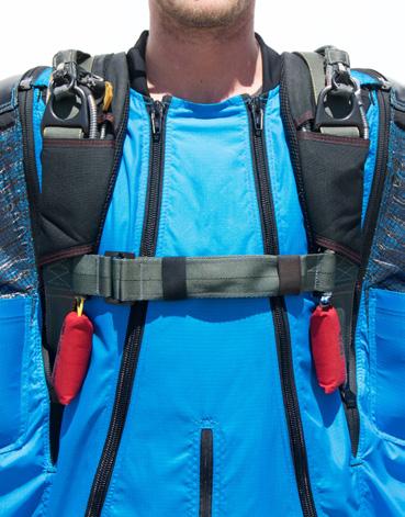 .. CHEST STRAP WIDTH IN BASE MODE Serious damage to the zipper system can occur as a result of hard openings, and maladjusted chest straps.