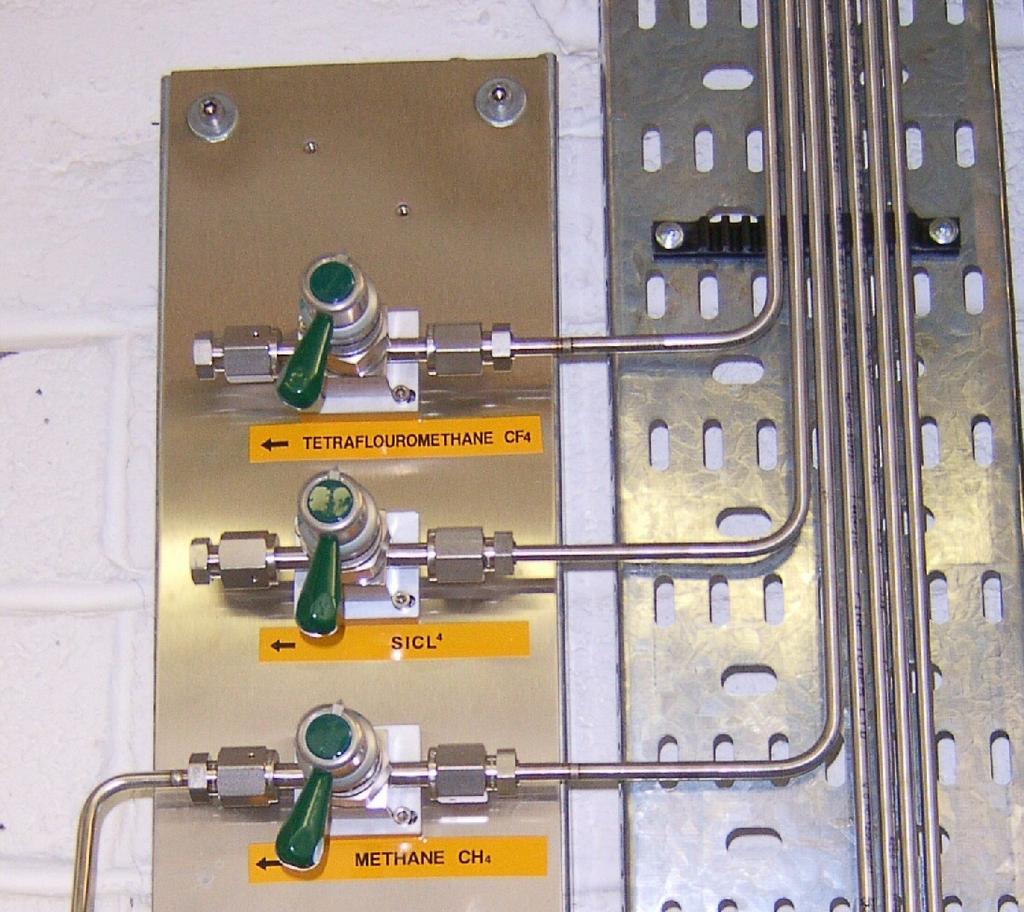Helium requirement (if helium option is fitted) If helium is required, it must be supplied via a local pressure regulator as shown in Figure 17.