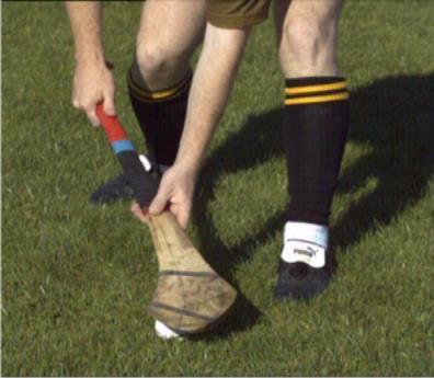 36 H u r l i n g S k i l l s a n d G a m e s SKILL 7 Roll Lift 1. Place the non-dominant foot beside the sliotar. Bend the hips and knees bringing the head over the ball 2.