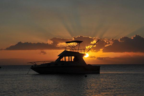 ADVENTURES & EXCURSIONS Traditional Sunset Fishing: Combine the joy of fishing with the glorious Maldivian sunset and you are sure to have a fun filled night!