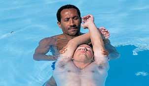 258 Lifeguarding Manual HEAD SPliNT FACE-UP VICTIM AT OR NEAR THE SURFACE 1 2 Approach the victim s head from behind, or stand behind the victim s head.