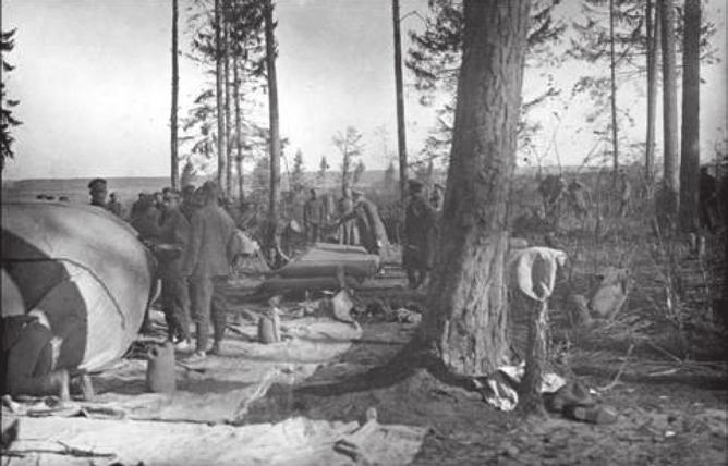 70 Liisi Eglit Sõjaväelased Tšernigovi lähedal metsas õhupalliga tegelemas (August Näpi foto, 1916).
