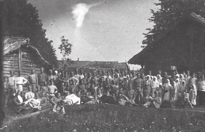 Sõja- ja kodurinde suhted I maailmasõjas osalenud eesti sõdurite kirjades ja mälestustes 71 Sõjaväelased ja talurahvas taluõuel.
