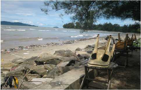 Teluk Likas beach has seafood stalls, port and few villages on the island adjacent to the beach.