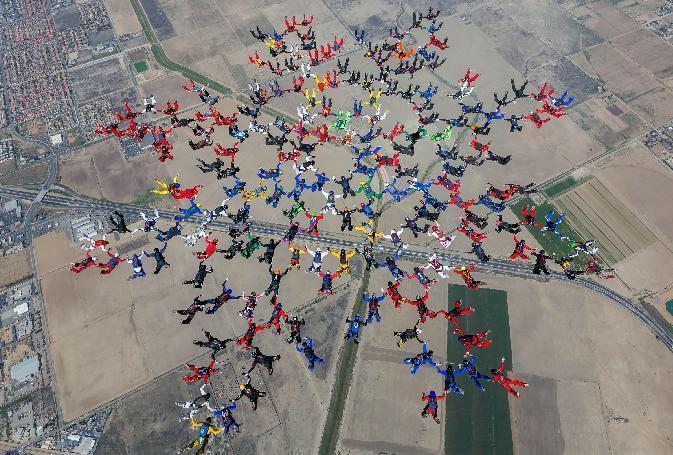 What color s YOUR parachute? By Bernie Crowe Flying at Taibi Field in Perris we get used to the sound of skydiving planes taking off from the airport across the freeway.