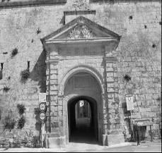 16. Ħares minn fuq is-swar tal-imdina.