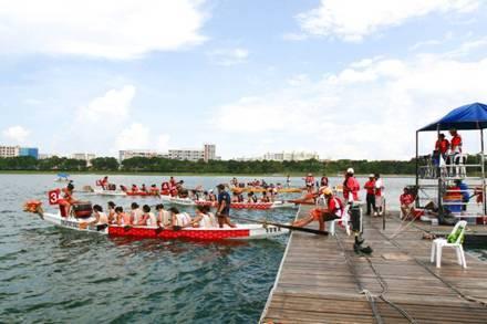 The Pontoon Start Holding of Dragon Boat Tail Race Aligners will be holding onto the dragon boat tail Steersperson to approach the pontoon by getting into your lane first and then Reversing-in
