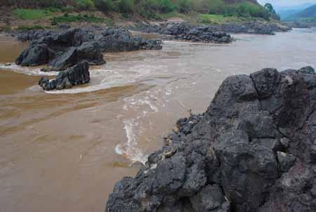 5.5 Rapids The Mekong River is a mixed alluvial-bedrock river meaning that certain reaches are alluvial in nature, having a bed and banks composed of alluvial sediment (gravel, sand, silt and clay),