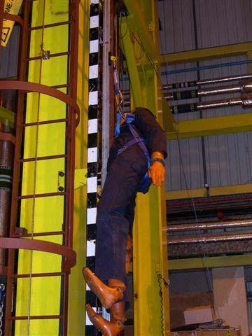 TEST 7: CLIMB-FALL TEST WITH 71 KG ANTHROPOMETRIC DUMMY Horizontal distance from ladder rung to harness thoral attachment point pre test: 280 mm Vertical