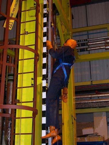 TEST 8 FALL-DOWN TEST WITH 100 KG ANTHROPOMETRIC DUMMY Horizontal distance from ladder rung to harness thoral attachment point pre test: 210 mm Vertical distance