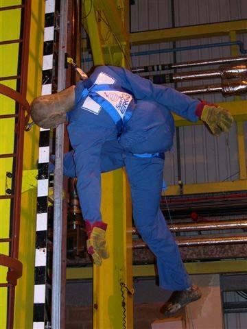 TEST 3: CLIMB-FALL TEST WITH 71 KG ANTHROPOMETRIC DUMMY Horizontal distance from ladder rung to harness thoral attachment point pre test: 300 mm Vertical distance from