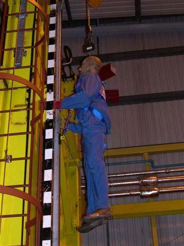 TEST 4: FALL-DOWN TEST WITH 71 KG ANTHROPOMETRIC DUMMY Horizontal distance from ladder rung to harness thoral attachment point pre test: 145 mm Vertical