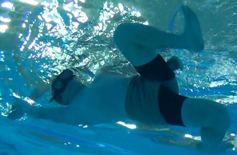 1.7.1.1 The Top Leg The swimmer draws the knee up so there is a 90 degree angle at the hip and knee.