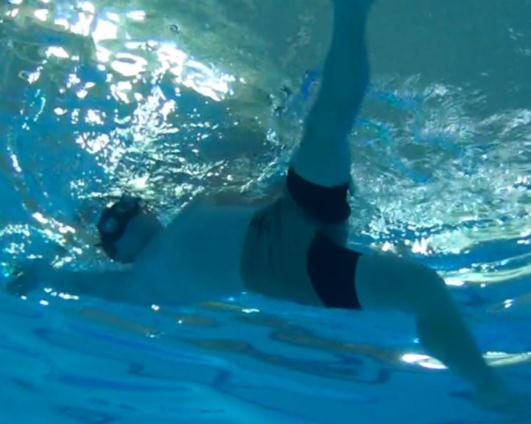 Once the top leg is fully extended, the swimmer points the toes and squeezes the leg to initiate movement back to the starting position. 1.