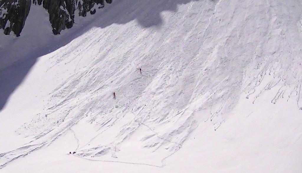 Mont Blanc Petit Mont Blanc Couloir Bonatti 3 french skiers (without helmet): small loose wet avalanche at 11.