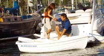 Walker Bay 8 RIGID DINGHY Weighing only 2 kg the Walker Bay 8 is easy for one person to handle in and out of the water.
