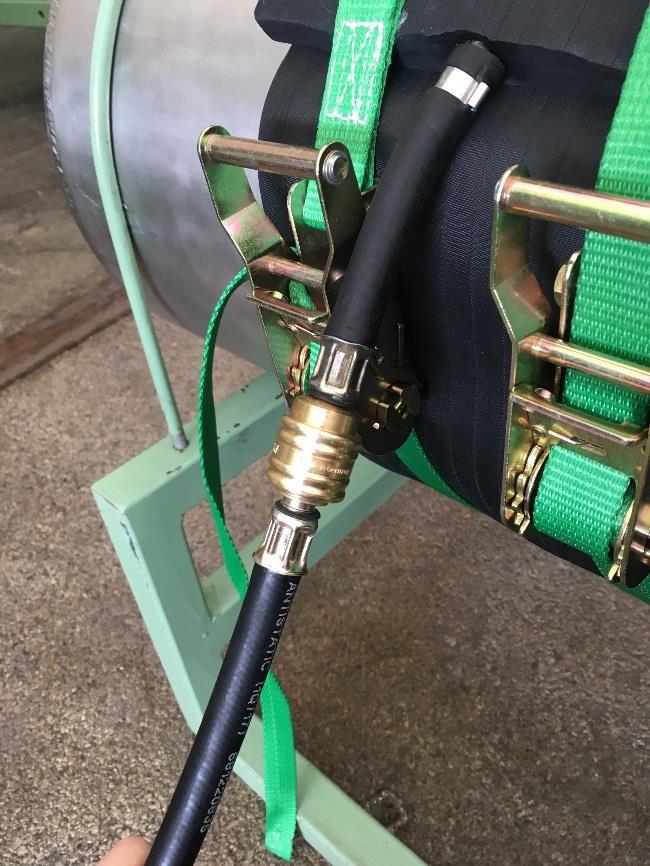 Afterwards disconnect the inflation hose from the coupling on SAVATECH sealing bandage and lock the foot pedal in the lower positon by pushing it towards the ground and inserting the pin of the pedal