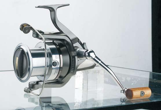 Big pit reel TOURNAMENT ENTOH The bail is turned by hand. The high-class follow-up model of the world-famous TOURNAMENT S. This reel will amaze carp specialists as well as sea fishing specialists.