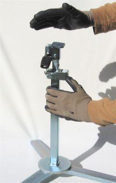 When releasing the Height Selector at low heights, keep one hand over the top of the Inner Shaft.