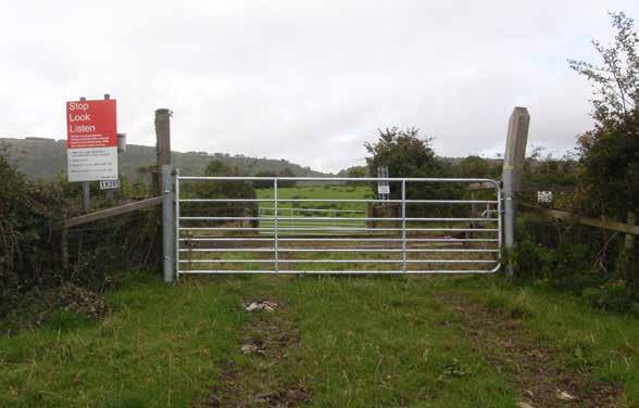 8 The condition of the level crossing Contact us if the level-crossing gates, fences, surfaces, cattle-grids, signs or phones need repairs.