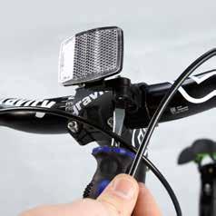 Fold the band around the handlebars so that the reflector