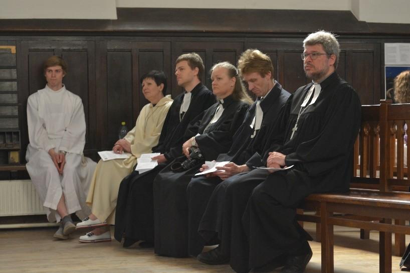 2pm Latvijas Universitātē, Teoloģijas fakultātē tika atklāta sinodes darba sesija. Uzrunu teica arch. Lauma Zušēvica. Sveicienus sinodāļiem nodeva māc. Vallo Ehasalu no Igaunijas, māc.